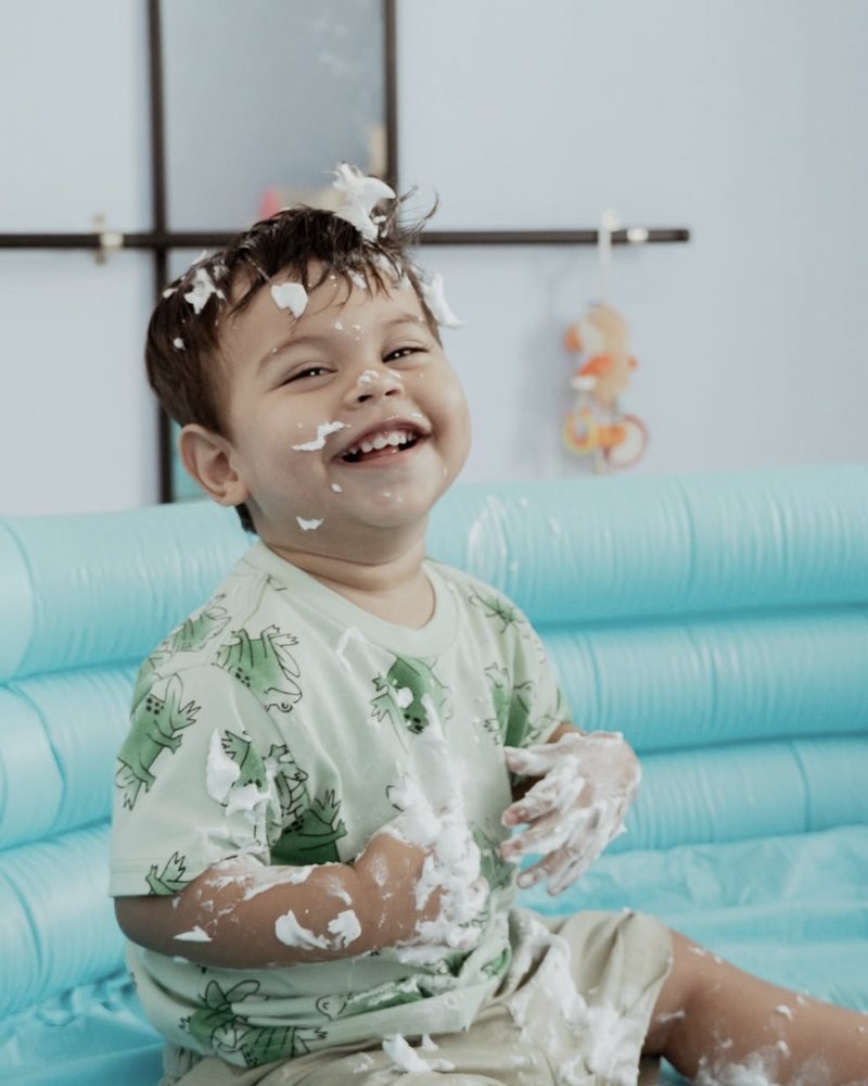Niño riendo durante una actividad sensorial con espuma
